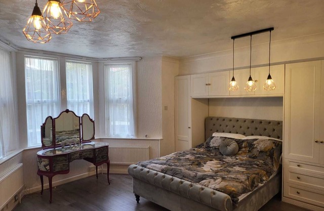 FLORENCE BEACH HOUSE, character holiday cottage in Weston-Super-Mare
