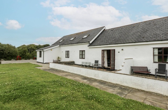 FLORENCE COTTAGE, pet friendly, character holiday cottage in Bodedern