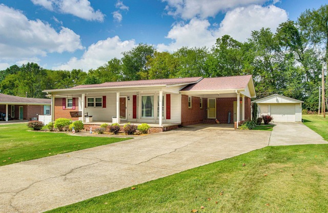 Florence Family Home w/Dog-Friendly Yard