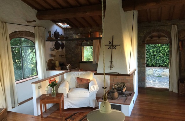 Florence, Siena, Arezzo: Modern comfort and style in a historic Tuscan cottage.