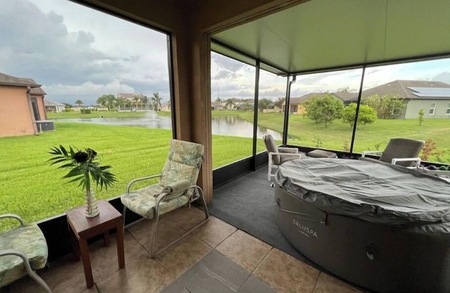 Florida Beach & Theme Parks, Cozy Spa & Lake Views