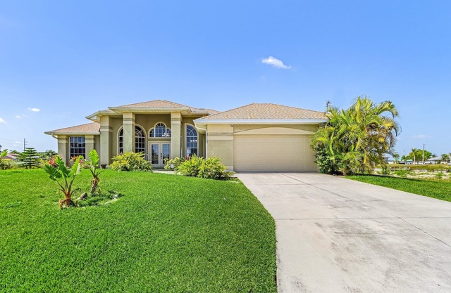 FLORIDA LAKE HOUSE - Garden Lake CAPE CORAL 4 bedroom Bungalow