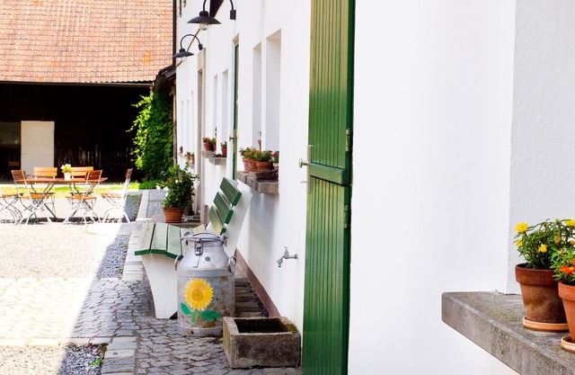 Flösserstube, cozy apartment on the ground floor of a four-sided courtyard with a view of the garden