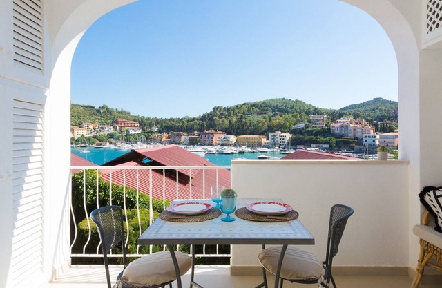 Flottina - Terrace on the Harbour - By LinkHouses
