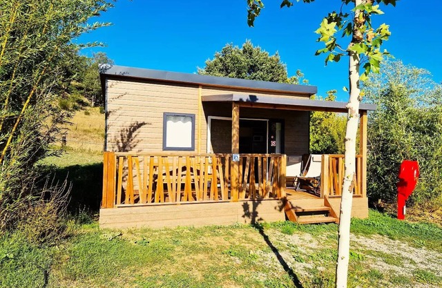 Flower Camping La Beaume * - Premium chalet 28m2 2 bedrooms/semi-covered terrace/TV/air conditioning 5 people