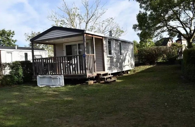 Flower Camping L'Ile d'Offard * - Mobil home Comfort 24m2 2 bedrooms + covered terrace 7m2 + edge of Loire + TV 4 persons