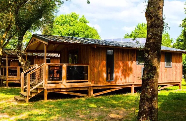 Flower Camping L'Ile d'Offard * - Premium VIP Lodge 45m2 (2 bedrooms) including terrace of 11m2 + TV + Sheets + Towels 5 persons