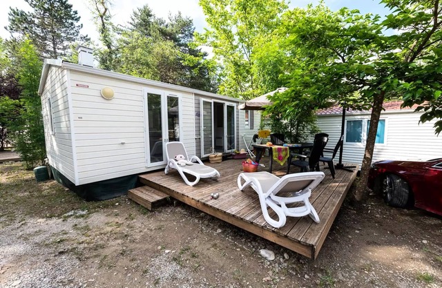 Flower Camping la Pinède * - Mobile home Standard Cocoon 28m2 - 2 bedrooms + Terrace with umbrella - 4 people
