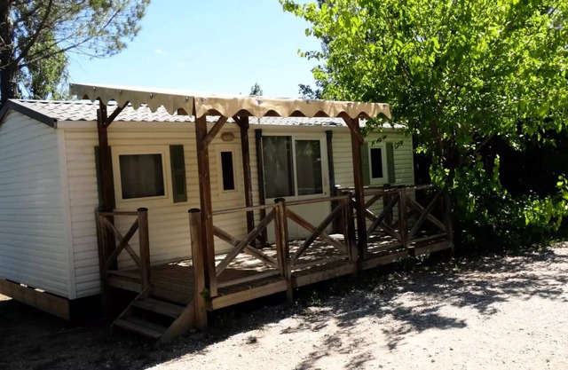 Flower Camping Les Cadenières * - Mobil home Standard without air conditioning 32m2/34m2 3Ch. 6/8P 8 persons