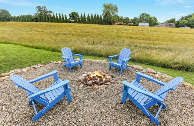 Flowing meadow, Hot Tub, Peaceful setting, King bed, Inviting shower, parkway