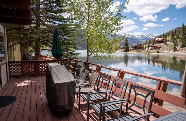 Fly Rod Inn - North Shore #4 - Townhome on the Shore of Lake San Cristobal