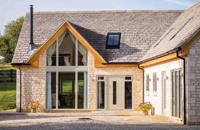 FLYNN'S BARN, family friendly, with open fire in Naunton