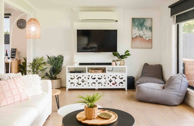 Foam St Serenity - 4 bedroom house with secure front and backyard - 4pm check out on Sundays*