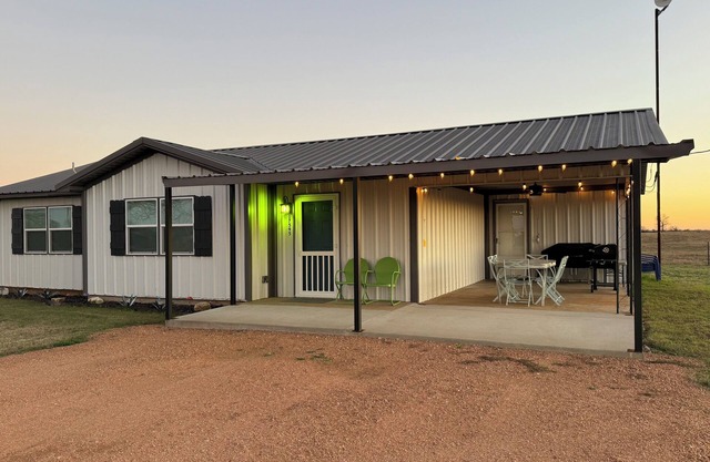 Fobb Getaway 3-BR house with WiFi, AC in Kingston area close to Lake Texoma