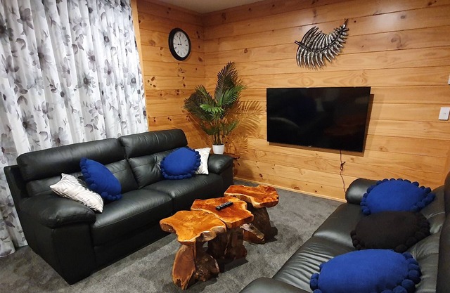 FOLIA DOMUS NZ, New Lockwood with spa bath, ramp & lockup garage near Redwoods