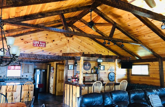 FOLIAGE SALE OR FALL FISHING—-2026 SEASON OPEN Waterfront Private-Dock-Launch