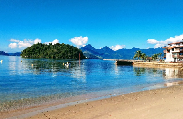 FOOT ON THE SAND! Excellent fit ground 40 meters of private beach and beautiful views.