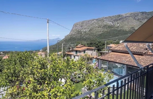 For rent 2 rooms located 5 minutes from the historic center and the first beach.