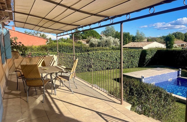 Forcalquier, Villa with private pool in luxury hotel residence.