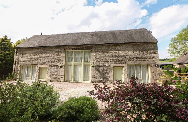 FORD COACH HOUSE COTTAGE, pet friendly, with open fire in Leek