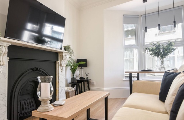 FORE STREET HOUSE - APARTMENT 2, romantic in Seaton, Devon