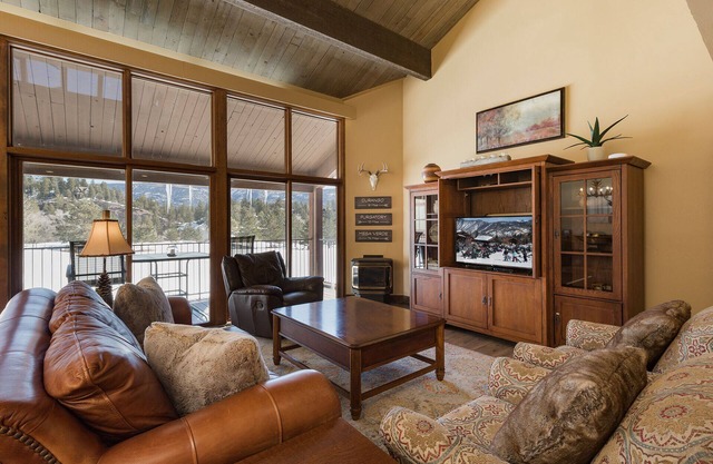 Fore the Views Townhome (#710) | 10 min to Ski - Golf, AC - Pool/Hot Tub/Deck