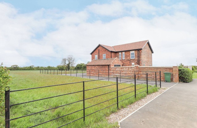 FOREMANS COTTAGE, pet friendly, with a garden in Withernsea