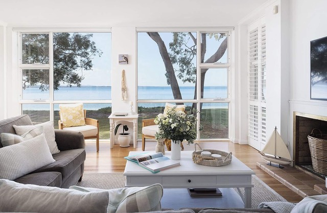 Foreshore Beach House - Stunning waterfront home