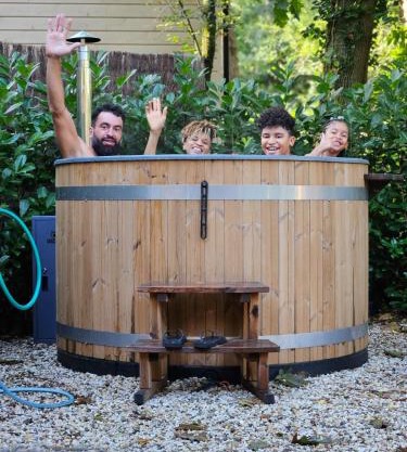 Forest Finest, luxe chalet met HOT TUB mooie overkapping en prachtige tuin met veel privacy