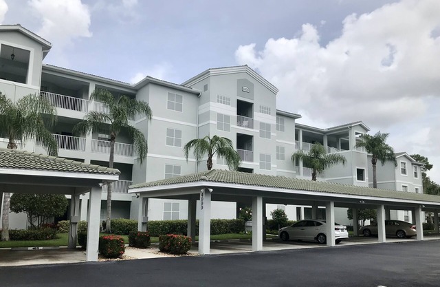 FOREST GLEN, COUNTRY CLUB LIFESTYLE & GREAT NAPLES LOCATION, NEAR BEACH & DINING