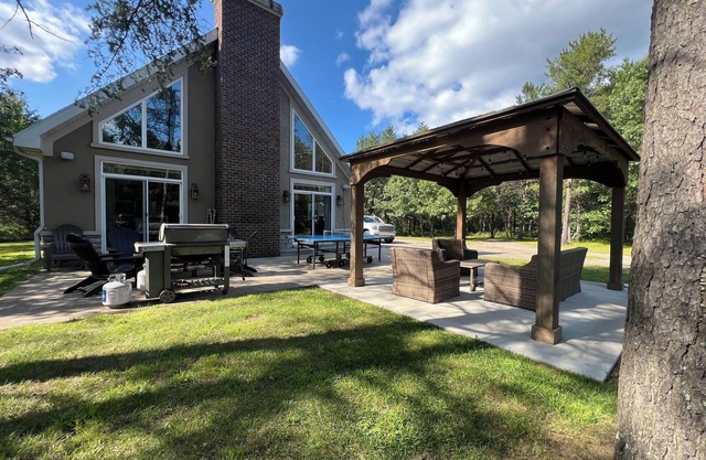 Forest Haven Cabin – 5 Acres Near Lakes, Fire Pit, Ping Pong Table & Outdoor Fun