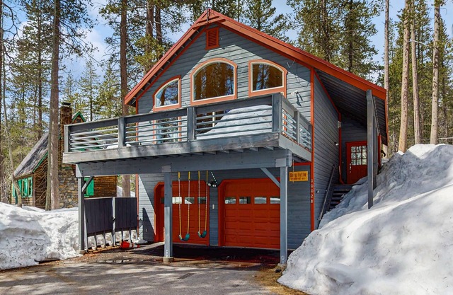 Forest Home with Fireplace, Washer/Dryer, and Mountain View