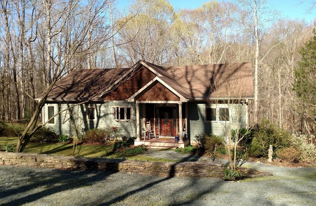 Forest living near a river - ONLY available July 23 - Aug 30, 2023
