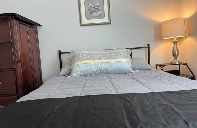 FOREST OAKS; New 4BR 2Bath, AC in Conroe,King bed in Master and 3 Queen beds!