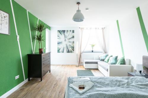 - Forest Retreat Deluxe - 2 Bedroom Apartment - 75 qm - Fully Renovated 2025 with TV & Netflix - King Size Beds - Full Kitchen - Free Parking - Close to Airport & Train -