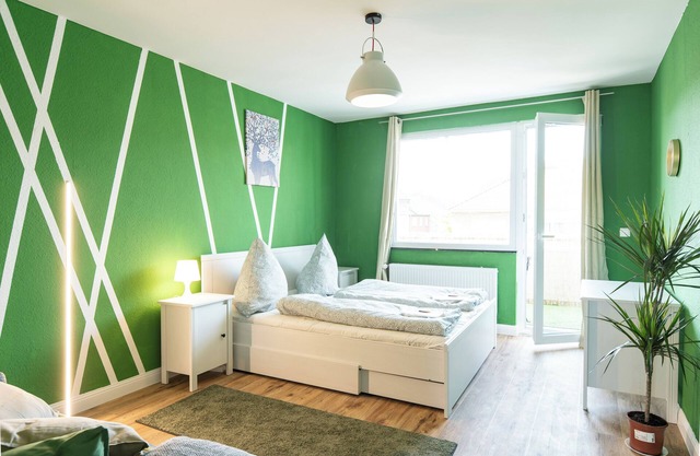 - Forest Retreat Deluxe-2 Bedroom Apartment with TV & Netflix - King Size Beds -
