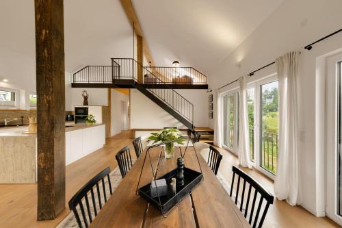 Forest Retreat- Serene 160m2 with Forest Views