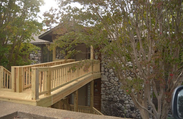 Forest view, log-sided two bedroom, two bath condo on Lake Ouachita. by RedAwning