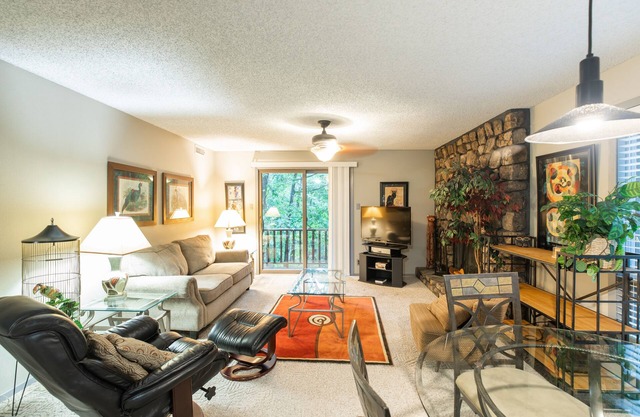 Forest view two bedroom, two bath condo on Lake Ouachita, steps away from pool and spa. by RedAwning