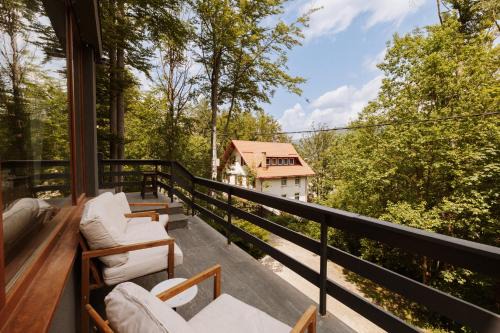 Forest Villa Private Apartment with Balcony & Parking - Hublou Home 2