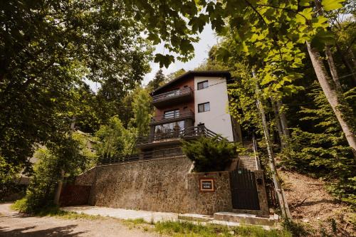Forest Villa Private Apartment with Balcony & Parking - Hublou Home 5