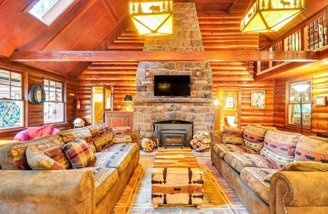 Forested 'Minikahda Lodge' w/Hot Tub Near Mt Hood
