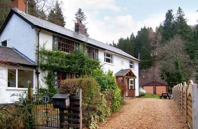 FORESTRY COTTAGE, family friendly, with open fire in Rhos-Y-Gwaliau