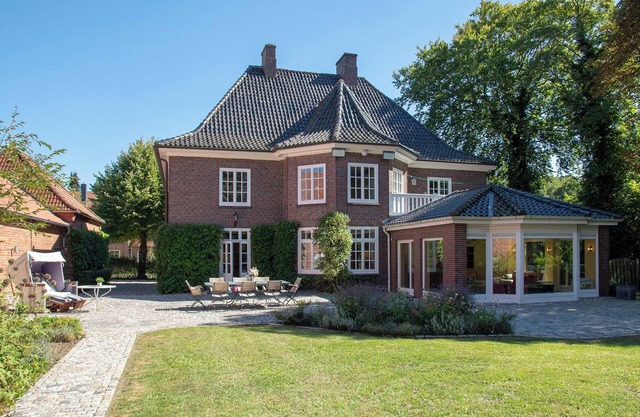 Former Oevelgönne manor house with an enchantingly beautiful garden for families and groups.