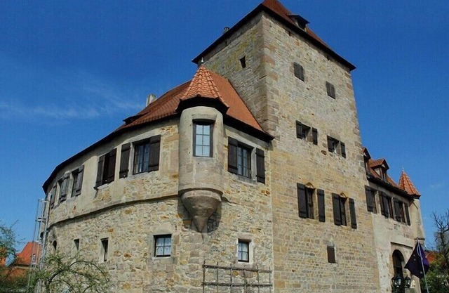 Former moated castle with moat in 1276, large garden