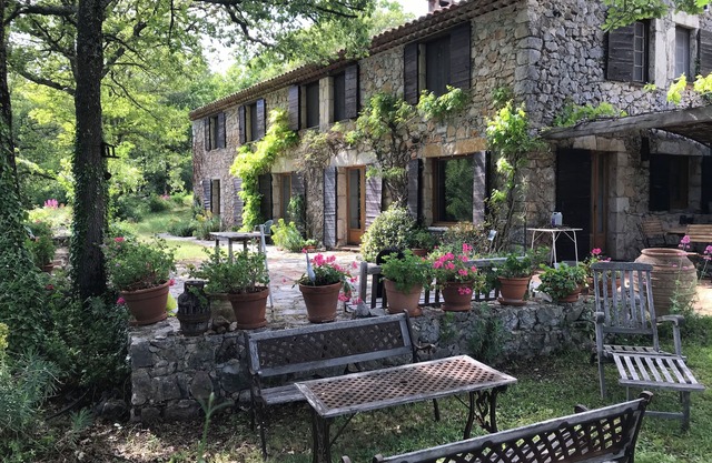 Former sheepfold in a large property with swimming pool, tennis, pétanque, table tennis.