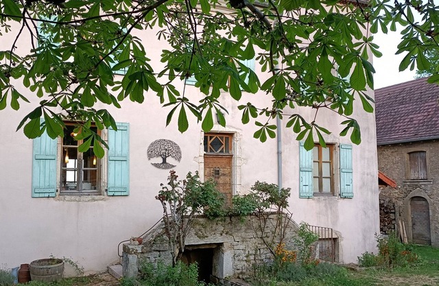Former winegrower's house in lush greenery