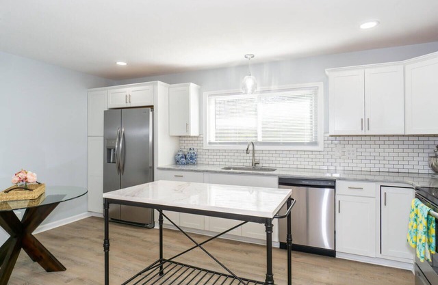 Fort Bragg RETREAT - Minutes from Fort Bragg Offering King Bed and WiFi!