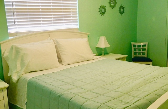 Fort Lauderdale 3 miles from the beach .Entire guest suite .