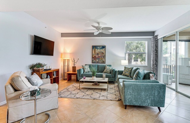 Fort Myers Condo in Gated Country Club w/Pool!